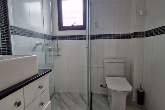 Banheiro de apartamento à venda com 2 quartos, 60m² em Nonoai, Porto Alegre