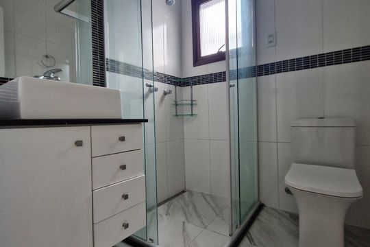 Banheiro de apartamento à venda com 2 quartos, 60m² em Nonoai, Porto Alegre