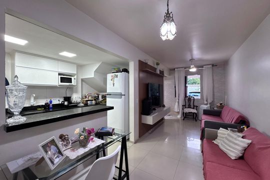 Sala de casa de condomínio à venda com 3 quartos, 118m² em Vargem Pequena, Rio de Janeiro