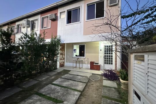 Fachada de casa de condomínio à venda com 3 quartos, 118m² em Vargem Pequena, Rio de Janeiro