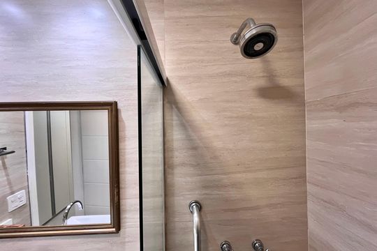 Banheiro social de apartamento à venda com 3 quartos, 144m² em Copacabana, Rio de Janeiro