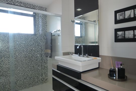 Banheiro social de apartamento à venda com 4 quartos, 300m² em Vila Valqueire, Rio de Janeiro