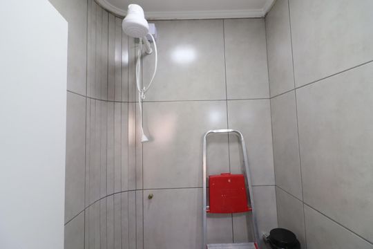 Banheiro de serviço de apartamento à venda com 4 quartos, 126m² em Vila Yara, Osasco