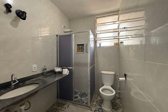 Banheiro social de apartamento à venda com 3 quartos, 90m² em Copacabana, Rio de Janeiro