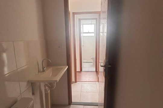 Banheiro de apartamento à venda com 2 quartos, 47m² em Rio do Ouro, Niterói