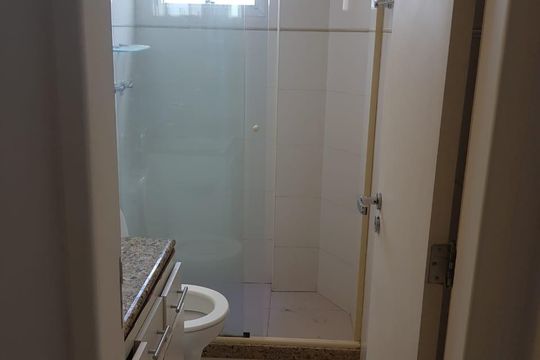 Banheiro de apartamento para alugar com 2 quartos, 84m² em Camboinhas, Niterói