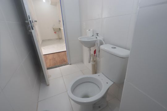 Banheiro de apartamento para alugar com 2 quartos, 32m² em Parque São Lourenço, São Paulo