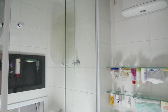 Banheiro de apartamento à venda com 2 quartos, 54m² em Jardim Monte Alegre, Taboão da Serra