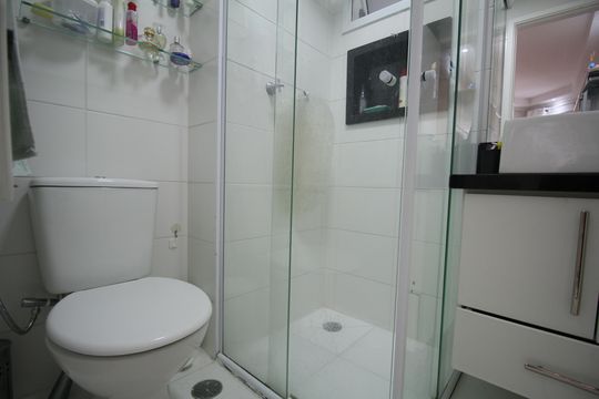 Banheiro de apartamento à venda com 2 quartos, 54m² em Jardim Monte Alegre, Taboão da Serra