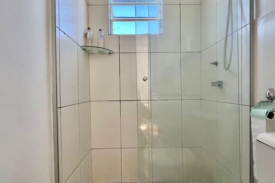 Banheiro de apartamento à venda com 2 quartos, 47m² em Vila Carminha, Campinas