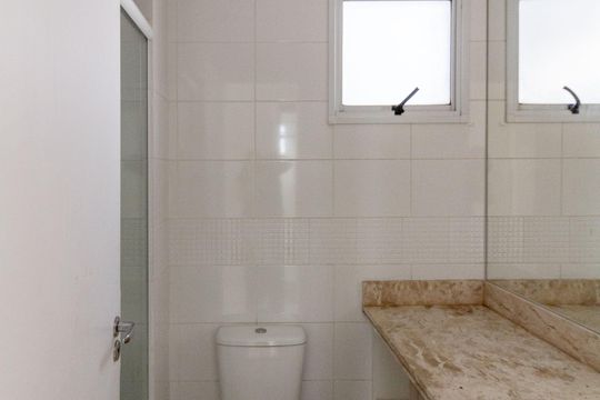 Banheiro social de apartamento para alugar com 3 quartos, 68m² em Vila Augusta, Guarulhos