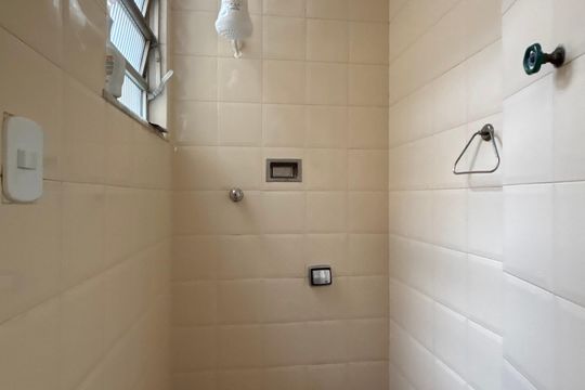 Área de serviço - banheiro de apartamento para alugar com 3 quartos, 105m² em Copacabana, Rio de Janeiro