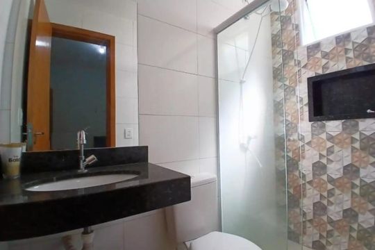 Banheiro de apartamento para alugar com 2 quartos, 80m² em Santa Mônica, Uberlândia