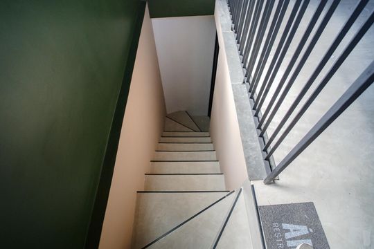 Escada Sala de Jogos de casa para alugar com 6 quartos, 670m² em Jardim Bonfiglioli, São Paulo