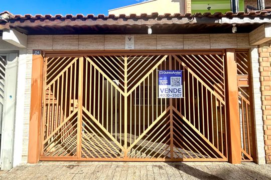 Placa instalada na fachada do imóvel de casa à venda com 3 quartos, 111m² em Jardim Bom Clima, Guarulhos