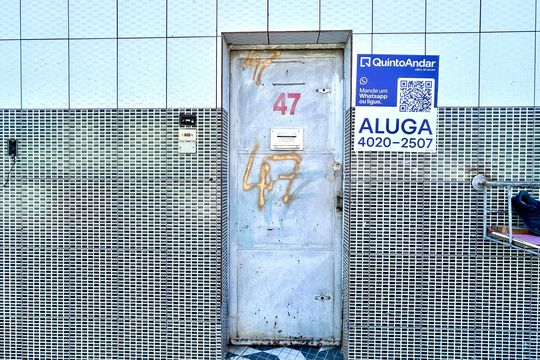 Placa instalada na fachada do imóvel  de casa de condomínio para alugar com 1 quarto, 20m² em Parque Jurema, Guarulhos