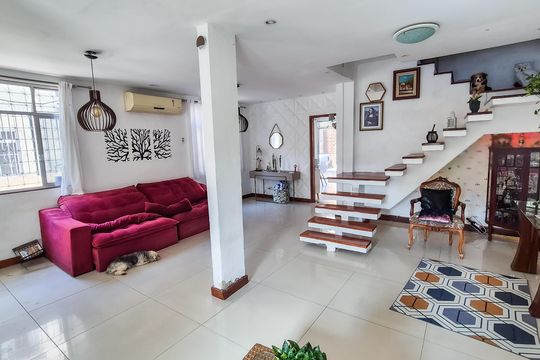 Sala de casa à venda com 4 quartos, 226m² em Penha, Rio de Janeiro
