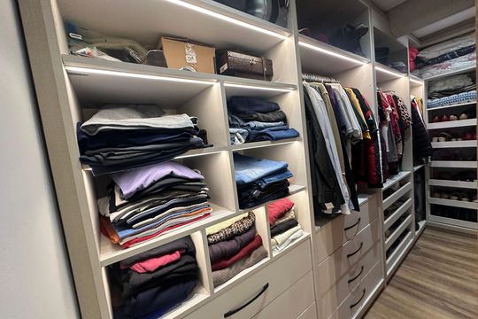 Closet da suíte 2 de apartamento à venda com 2 quartos, 87m² em Tamboré, Barueri