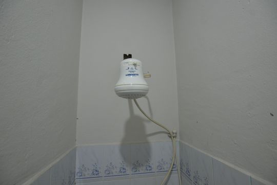Banheiro de kitnet/studio para alugar com 1 quarto, 15m² em Bento Ribeiro, Rio de Janeiro