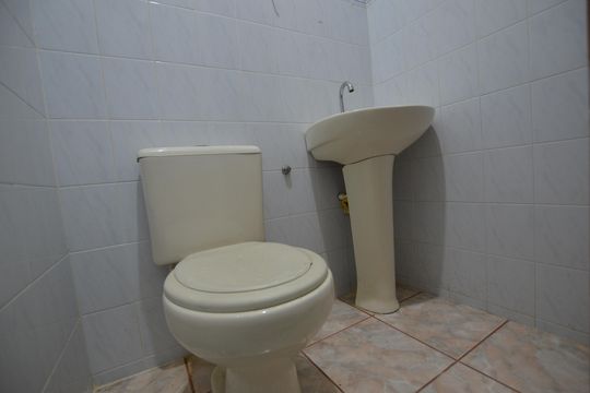 Banheiro de kitnet/studio para alugar com 1 quarto, 15m² em Bento Ribeiro, Rio de Janeiro