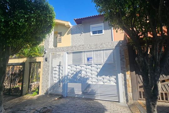 Fachada de casa à venda com 2 quartos, 159m² em Jardim Textil, São Paulo