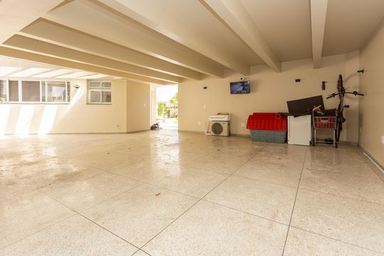 Garagem de casa à venda com 3 quartos, 500m² em Interlagos, São Paulo