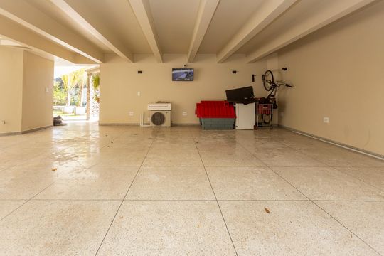 Garagem de casa à venda com 3 quartos, 500m² em Interlagos, São Paulo