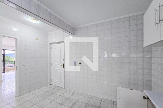 Cozinha de apartamento para alugar com 2 quartos, 85m² em Jardim Las Palmas, Guarujá