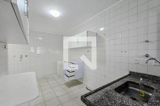 Cozinha de apartamento para alugar com 2 quartos, 85m² em Jardim Las Palmas, Guarujá