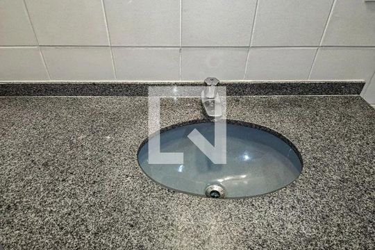 Banheiro de apartamento para alugar com 2 quartos, 85m² em Jardim Las Palmas, Guarujá