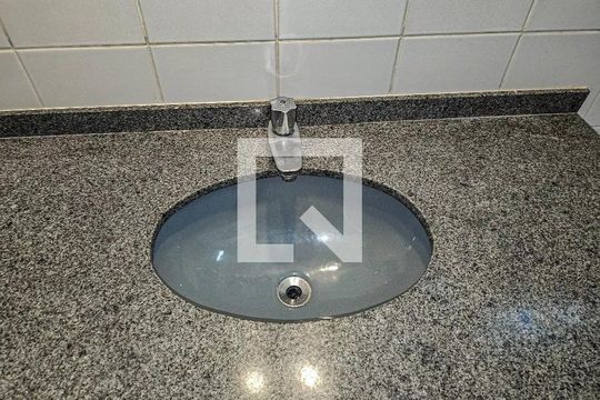 Banheiro de apartamento para alugar com 2 quartos, 85m² em Jardim Las Palmas, Guarujá