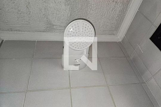 Banheiro de apartamento para alugar com 2 quartos, 85m² em Jardim Las Palmas, Guarujá