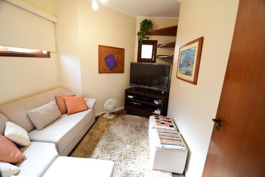 Sala de TV de casa de condomínio à venda com 4 quartos, 381m² em Jardim Chapadao, Campinas