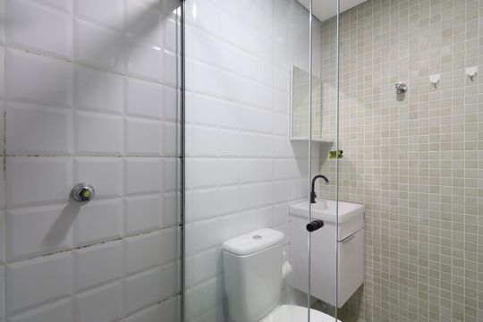 Banheiro  de kitnet/studio para alugar com 1 quarto, 25m² em Lapa, São Paulo