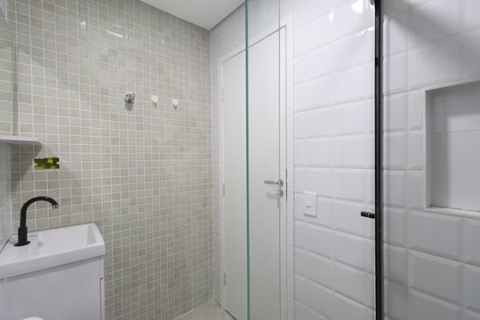 Banheiro  de kitnet/studio para alugar com 1 quarto, 25m² em Lapa, São Paulo