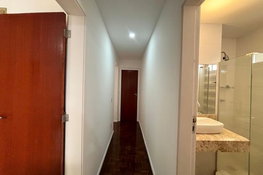 Sala - corredor de acesso aos cômodos de apartamento para alugar com 2 quartos, 88m² em Copacabana, Rio de Janeiro