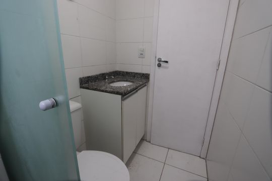 Banheiro de apartamento para alugar com 2 quartos, 50m² em Parque São Lourenço, São Paulo