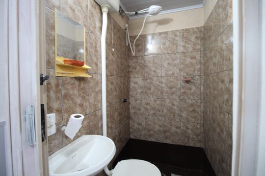 Banheiro de serviço de apartamento para alugar com 3 quartos, 100m² em Jardim Carvalho, Porto Alegre
