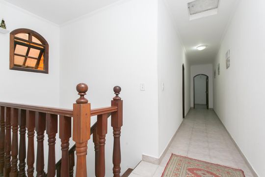 Corredor  de casa à venda com 3 quartos, 200m² em Conjunto Habitacional Aguia de Haia, São Paulo
