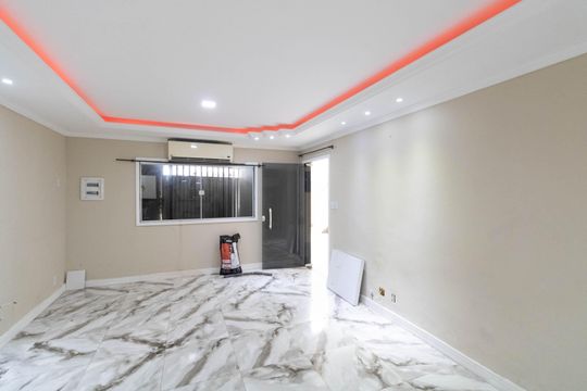 Sala de casa para alugar com 2 quartos, 120m² em Paciência, Rio de Janeiro