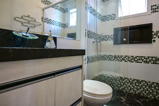 Banheiro Suíte 2 de apartamento à venda com 2 quartos, 64m² em Vila Andrade, São Paulo