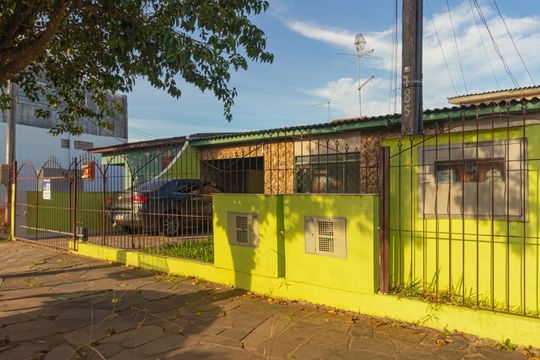 Fachada de casa à venda com 5 quartos, 275m² em Estância Velha, Canoas