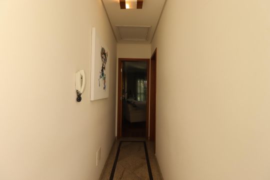 Corredor de casa à venda com 3 quartos, 175m² em Vila Scarpelli, Santo André