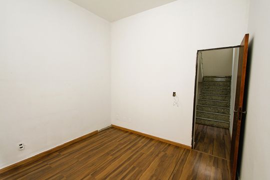 Quarto 1 de casa para alugar com 2 quartos, 214m² em Camargos, Belo Horizonte