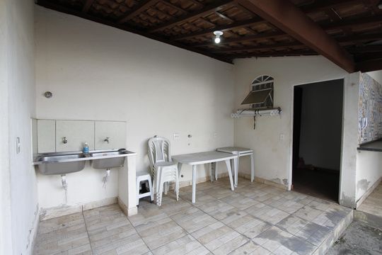Área de Serviço de casa para alugar com 2 quartos, 214m² em Camargos, Belo Horizonte