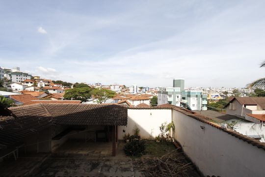 Vista de casa para alugar com 2 quartos, 214m² em Camargos, Belo Horizonte