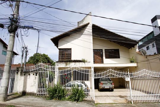 Fachada de casa para alugar com 2 quartos, 214m² em Camargos, Belo Horizonte