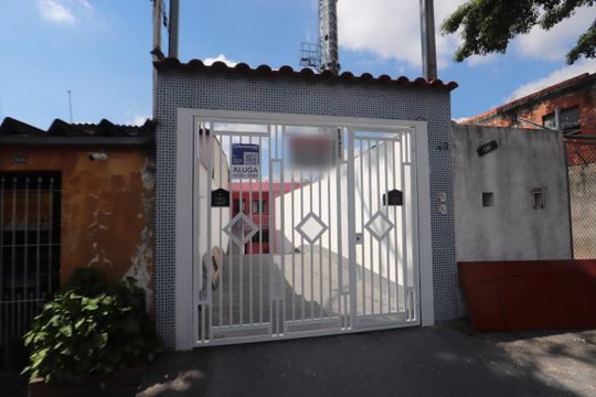 Fachada de casa para alugar com 2 quartos, 120m² em Vila California, São Paulo
