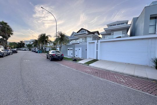Fachada de casa de condomínio à venda com 4 quartos, 290m² em Vargem Grande, Rio de Janeiro
