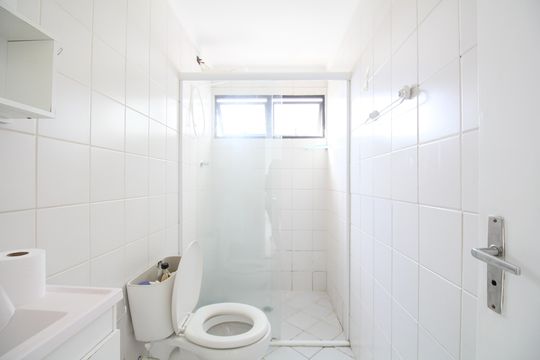 Banheiro de apartamento à venda com 2 quartos, 54m² em Jardim Monte Alegre, Taboão da Serra